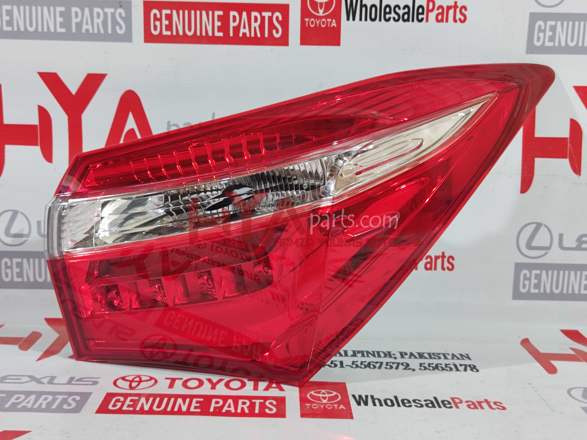 [81551-02780] LENS &amp; BODY, REAR COMBINATION LAMP, RH (BACK LIGHT)