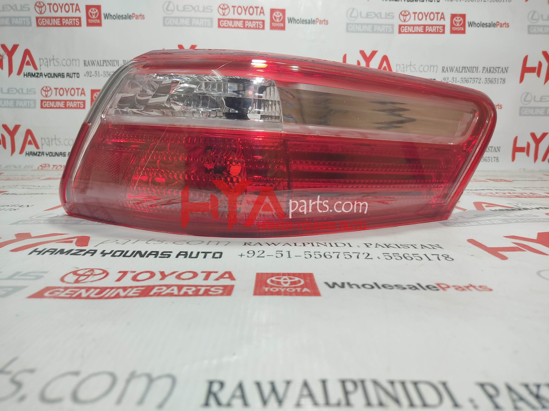 [81551-33360] LENS &amp; BODY, REAR COMBINATION LAMP, RH (BACK LIGHT)