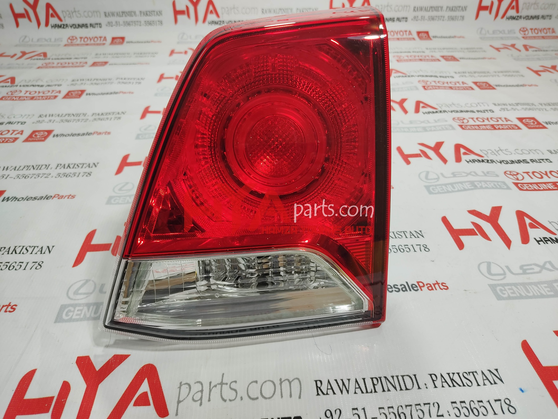 [81581-60280] LENS AND BODY, REAR LAMP, RH (BACK LIGHT)